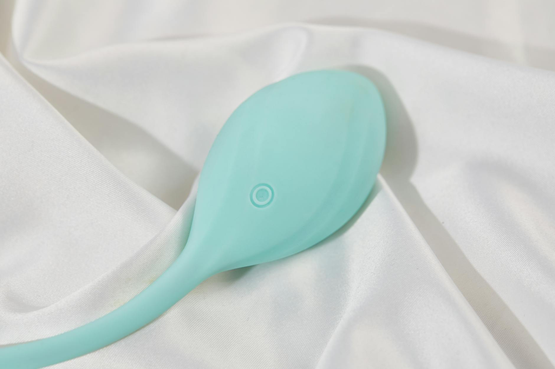 Un elegante vibratore limone su tessuto di seta bianca, simbolo di piacere e benessere