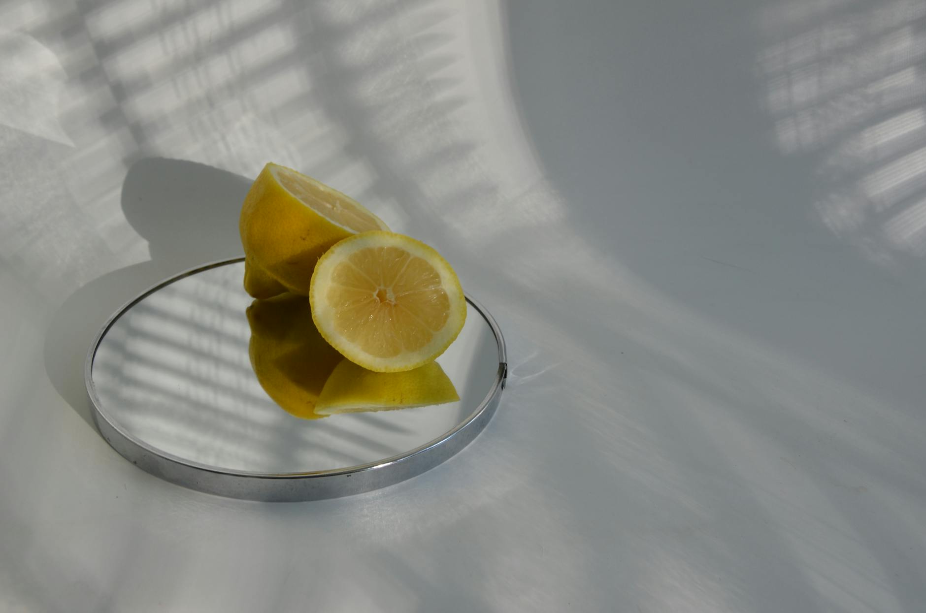Limoni freschi su sfondo pastello che rappresentano il design dei vibratori limone di Hello Nancy's Lems