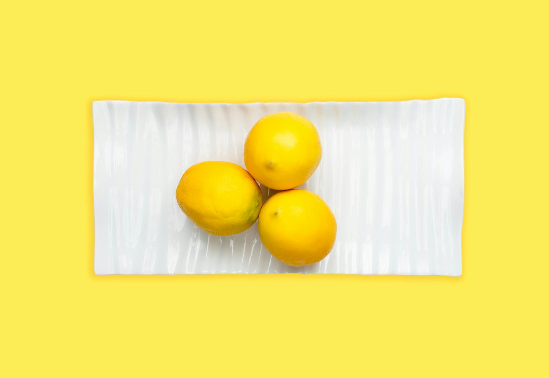 Limoni vivaci su sfondo verde pastello, che rappresentano rinascita e freschezza durante il recupero